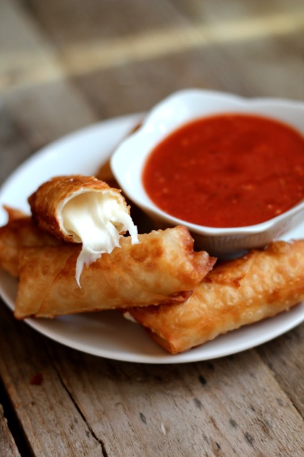 simply-slice-the-string-cheese-in-half-wrap-it-up-in-the-wonton